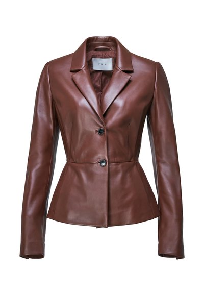 Blazer en cuir marron avec manches longues, deux boutons noirs sur le devant et une taille cintrée sur fond blanc.