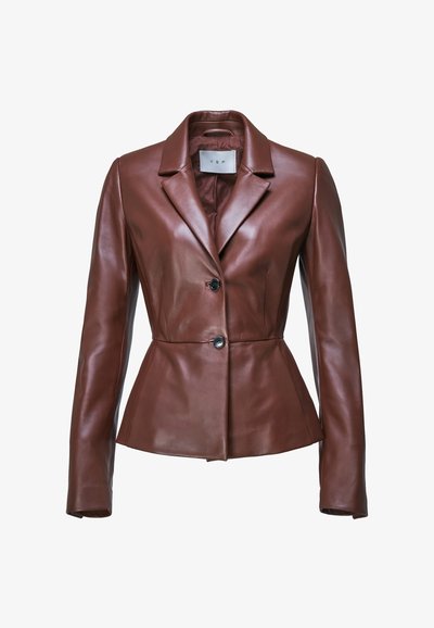 Blazer en cuir marron avec manches longues, deux boutons noirs sur le devant et une taille cintrée sur fond blanc.