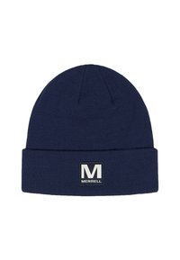 Gorro de punto azul marino con ala plegada y un parche rectangular del logo de Merrell que muestra una "M" blanca. Textura suave, material cálido.