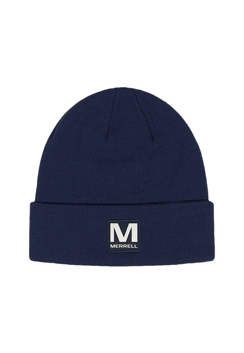 Gorro de punto azul marino con ala plegada y un parche rectangular del logo de Merrell que muestra una "M" blanca. Textura suave, material cálido.