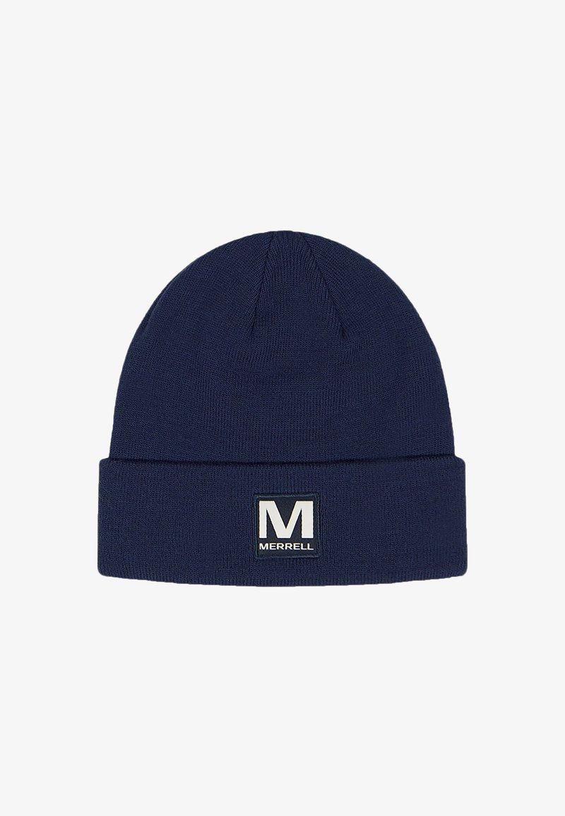 Gorro de punto azul marino con ala plegada y un parche rectangular del logo de Merrell que muestra una "M" blanca. Textura suave, material cálido.