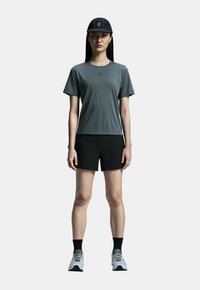 On TRAIL SHORTS - Urheilushortsit - black