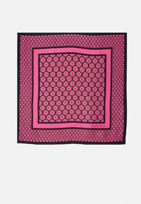 Silke tørklæde med en sort baggrund og pink blomsterdesigns, indrammet af en solid pink kant. Glat tekstur og firkantet form.