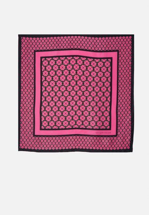 Foulard di seta con sfondo nero e motivi floreali rosa, incorniciato da un bordo rosa uniforme. Texture liscia e forma quadrata.
