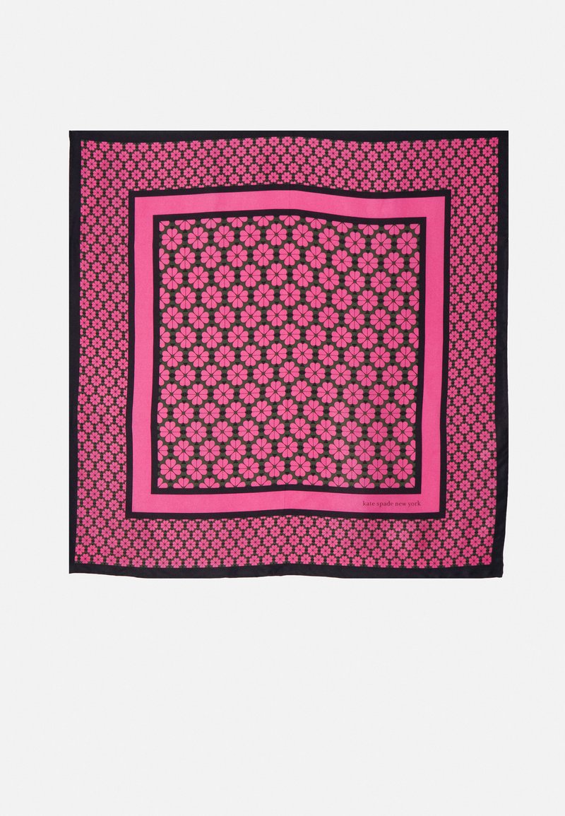 Silke tørklæde med en sort baggrund og pink blomsterdesigns, indrammet af en solid pink kant. Glat tekstur og firkantet form.