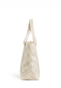 Borsa tote beige con un motivo a scacchi, caratterizzata da una forma affusolata, tessuto morbido e una tracolla larga per il trasporto. Dettagli di cucitura accentuata.