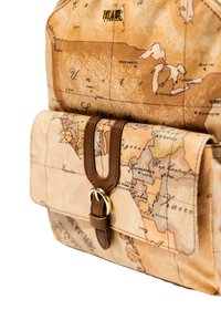 Plecak z vintage'owym wzorem mapy świata, brązowy skórzany pasek z klamrą, z akcentem na Stany Zjednoczone i regiony Afryki Środkowej.