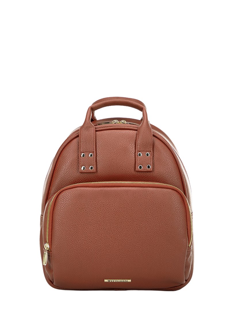 Sac à dos en cuir brun avec une surface texturée, une forme arrondie, deux poignées supérieures, une poche zippée à l'avant et des accents en métal doré.