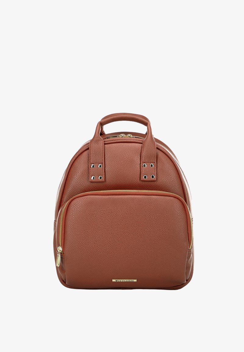 Sac à dos en cuir brun avec une surface texturée, une forme arrondie, deux poignées supérieures, une poche zippée à l'avant et des accents en métal doré.