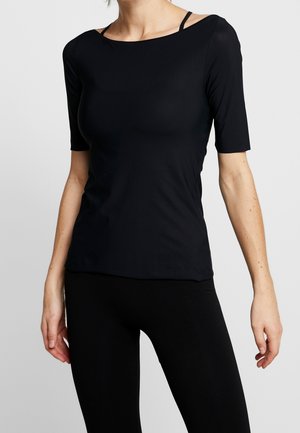 Top corto nero a maniche corte realizzato in tessuto liscio, con scollatura a barca e spalline sottili. Design aderente che evidenzia la forma e la trama.