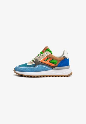 Sneaker multicolore con una tomaia blu testurizzata, dettagli in suede marrone, inserzioni in mesh verde e una suola bianca con un battistrada decorato.