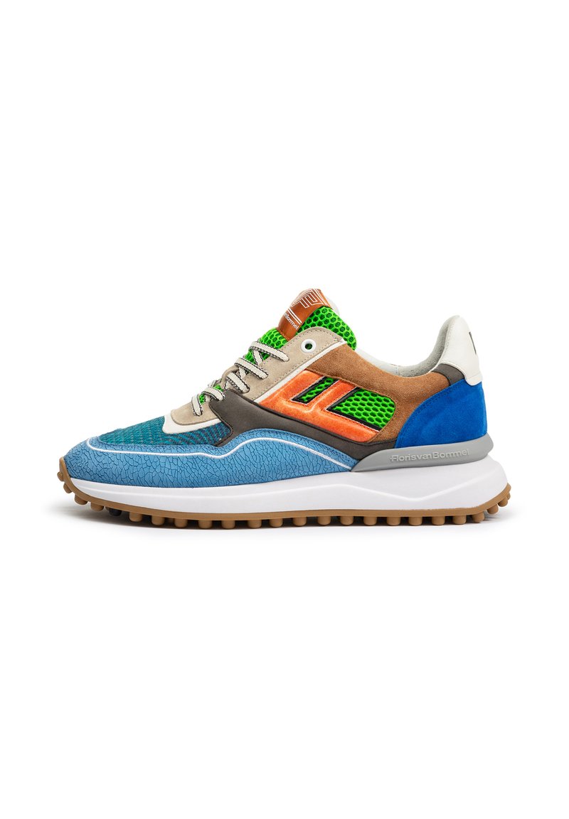 Sneaker multicolore con una tomaia blu testurizzata, dettagli in suede marrone, inserzioni in mesh verde e una suola bianca con un battistrada decorato.