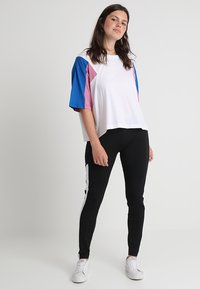 Urban Classics Legíny – nohavice - black/white