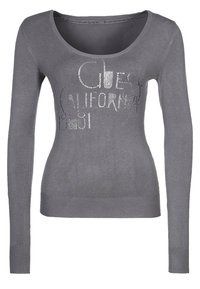 Grå långärmad topp med rundad halsringning och åtsittande design. Framsidan har silvertexten "Guess California 1981". Mjuk stickad material.