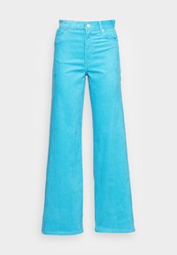 Jeans de veludo cotelê azul claro, de perna larga e alta cintura, com riscas verticais, um clássico botão e bolsos frontais.