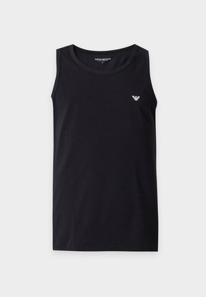 Schwarzes ärmelloses Tanktop mit rundem Ausschnitt und kleinem weißem Emporio Armani-Logo auf der linken Brust vor einem einfarbigen hellen Hintergrund.