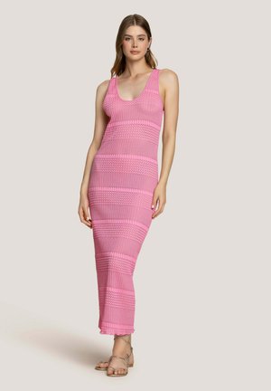 Abito in maglia rosa con silhouette aderente, dotato di texture a fantasia e spalline larghe; abbinato a sandali con cinturini.
