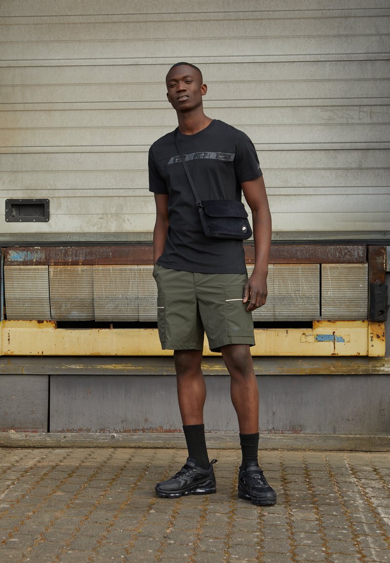 Nike Sportswear UTILITY Shorts sequoia/ice silver/black Zalando.ie