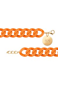 Oranžový plastový reťazový náramok s veľkými článkami, zlatým zapínaním a kruhovou značkou s vyrytým nápisom "ice." Hladká textura po celom povrchu.