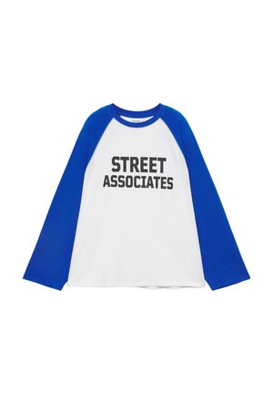 Koszulka baseballowa z długim rękawem z niebieskimi rękawami i białym tułowiem, z czarnym napisem "STREET ASSOCIATES" z przodu.