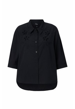 Schwarzes Hemd mit Knöpfen, dreiviertel Ärmeln, Kragen und dezenter floraler Stickerei auf der Brust, auf weißem Hintergrund gezeigt.