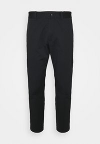 Černé rovné kalhoty se zapínáním na knoflík a zip, poutky na opasek a slim fit na jednoduchém bílém pozadí.