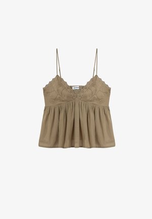Débardeur sans manches couleur tan avec des détails en dentelle le long de l'encolure, un corsage plissé et des bretelles spaghetti ajustables. Fabriqué à partir d'un tissu léger.