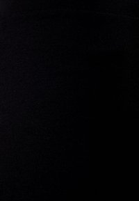 Mustaa kangasta lähikuvassa, sileä rakenne, jossa on hieman kiiltoa. Näyttää tasaisen värin ilman kuvioita tai näkyviä saumoja.