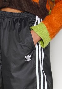 adidas Sportswear ADICOLOR CLASSICS RIPSTOP  - Shorts - black