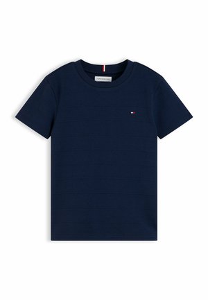 Marineblå t-shirt med korte ærmer og rund halsudskæring med subtile horisontale striber og et lille logo på venstre bryst.