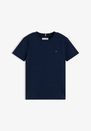 Marineblaues T-Shirt mit kurzen Ärmeln und Rundhalsausschnitt, dezenten horizontalen Streifen und kleinem Logo auf der linken Brust.