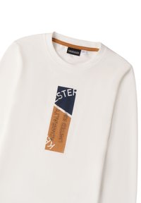 Weißer Pullover mit Rundhalsausschnitt, der ein geometrisches Design aus marineblauen und orangen Farbflecken mit dem Text "Admiralty" und "Leicester" in kontrastierenden Farben zeigt.