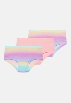 Conjunto de três peças de roupa interior: uma com um degradé de arco-íris pastel e duas em rosa suave sólido. Feitas de algodão; com cinturas elásticas.
