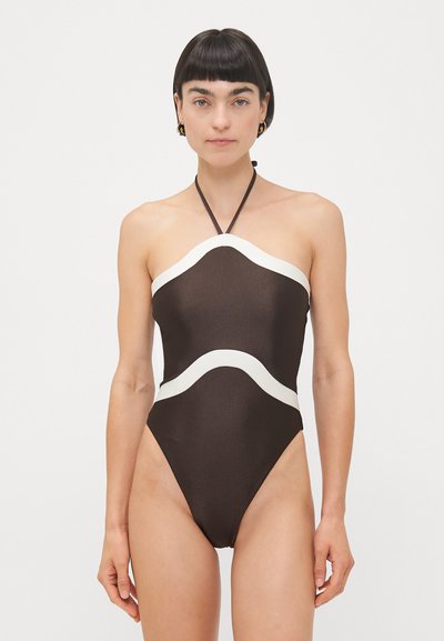 Brauner Neckholder-Badeanzug mit weißen geschwungenen Akzenten. Glatte Textur, hoher Beinausschnitt und ein Riemen um den Hals. Verfügt über ein minimalistisches Design.