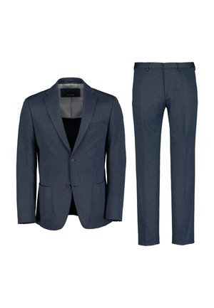 Marineblauw pak, bestaande uit een op maat gemaakte blazer met twee knopen en notch revers, gecombineerd met rechte broekspijpen in dezelfde stof.
