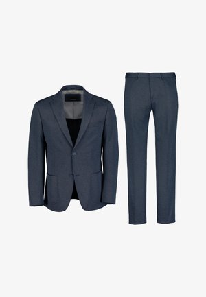 Marineblauw pak, bestaande uit een op maat gemaakte blazer met twee knopen en notch revers, gecombineerd met rechte broekspijpen in dezelfde stof.