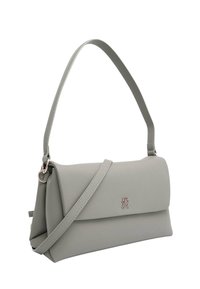 Borsa a mano in ecopelle grigia con patta a ribalta e logo in tono argento. Dotata di una tracolla larga e di una base piatta per maggiore stabilità.