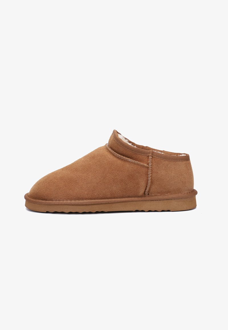 Pantofole in suede marrone con punta arrotondata, fodera morbida, altezza bassa alla caviglia e suola in gomma texturizzata, caratterizzate da dettagli di cucitura discreti.