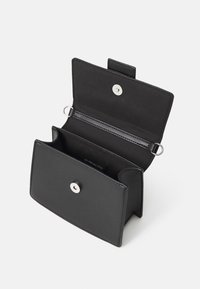 Sac noir rectangulaire à bandoulière avec rabat ouvert, fermeture magnétique argentée, boucles de sangle réglables et un compartiment principal.