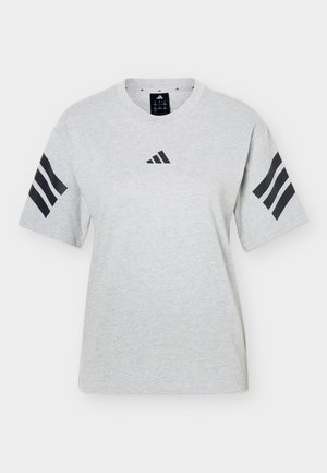 Svetlo siva kratka majica z okroglim ovratnikom s črnim logotipom Adidas na prsih in tremi črnimi črtami na vsakem rokavu.