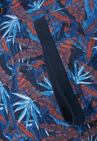 Koszula z krótkim rękawem w ciemnoniebieskim kolorze, z żywym czerwono-niebieskim wzorem liści, z teksturowanym granatowym akcentem po boku.