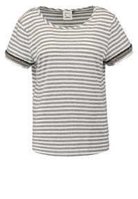 Camiseta a rayas en gris y blanco, con escote redondo y mangas cortas con acentos metálicos en los puños. Textura de tela suave.