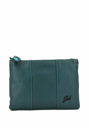 Piccola pochette in pelle turchese con cuciture verticali e cerniera superiore, con logo nero "Gabs" nell'angolo in basso a destra.