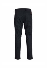 Pantaloni neri in cotone con una vestibilità dritta, dotati di orli arrotolati, tasche posteriori e un piccolo dettaglio in pelle sulla vita.