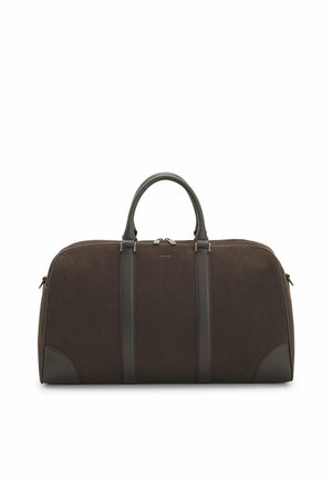 Bolsa de viaje de cuero marrón oscuro con dos asas, detalles de costuras verticales y cierre superior con doble cremallera.