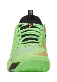 Zapatilla deportiva de color verde claro con un upper texturizado, acentos negros, cordones finos y una suela con patrón. Cuenta con una lengüeta en el talón.