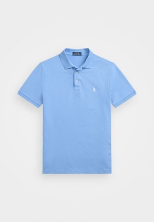 Tricou polo din bumbac de culoare bleu deschis, cu guler clasic, placket cu trei butoane, mâneci scurte și un mic logo brodat pe piept.