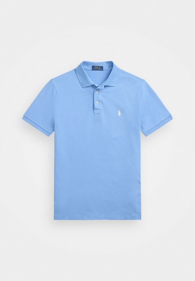Tricou polo din bumbac de culoare bleu deschis, cu guler clasic, placket cu trei butoane, mâneci scurte și un mic logo brodat pe piept.