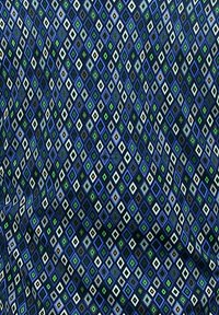 Patroonstof met ruitvormen in blauw, groen en wit op een donkere achtergrond, met ingewikkelde details en een zachte textuur.