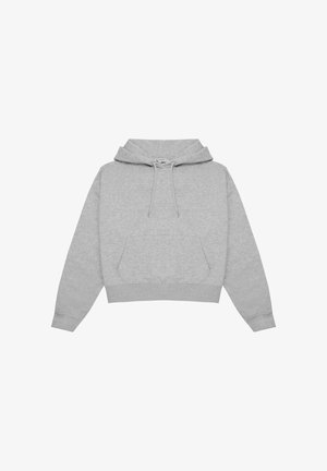 Haut à capuche gris court en matériau doux, avec une capuche à cordon, une poche kangourou à l'avant et des poignets côtelés. Design simple sans motifs.